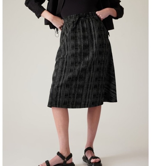 Athleta Arrival Elastic Waist Black and White Stripe A-Line Midi Skirt Size 4 - Picture 1 of 16